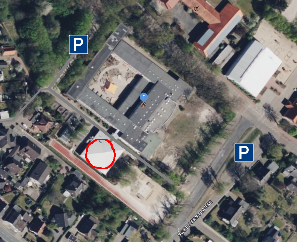 Parkplätze bei der Humboldtstraße und Schillerstraße und der Eingang zur Mensa.